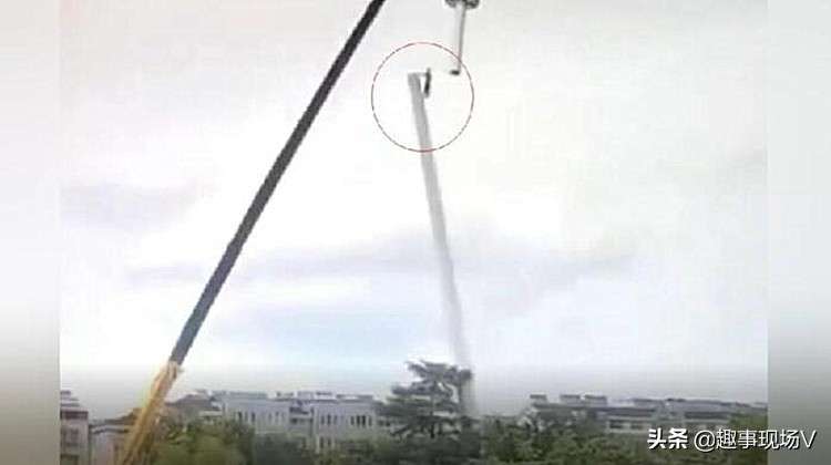 江苏一通信塔安装时倒塌，工人从30米高空坠亡，居民无意拍下过程