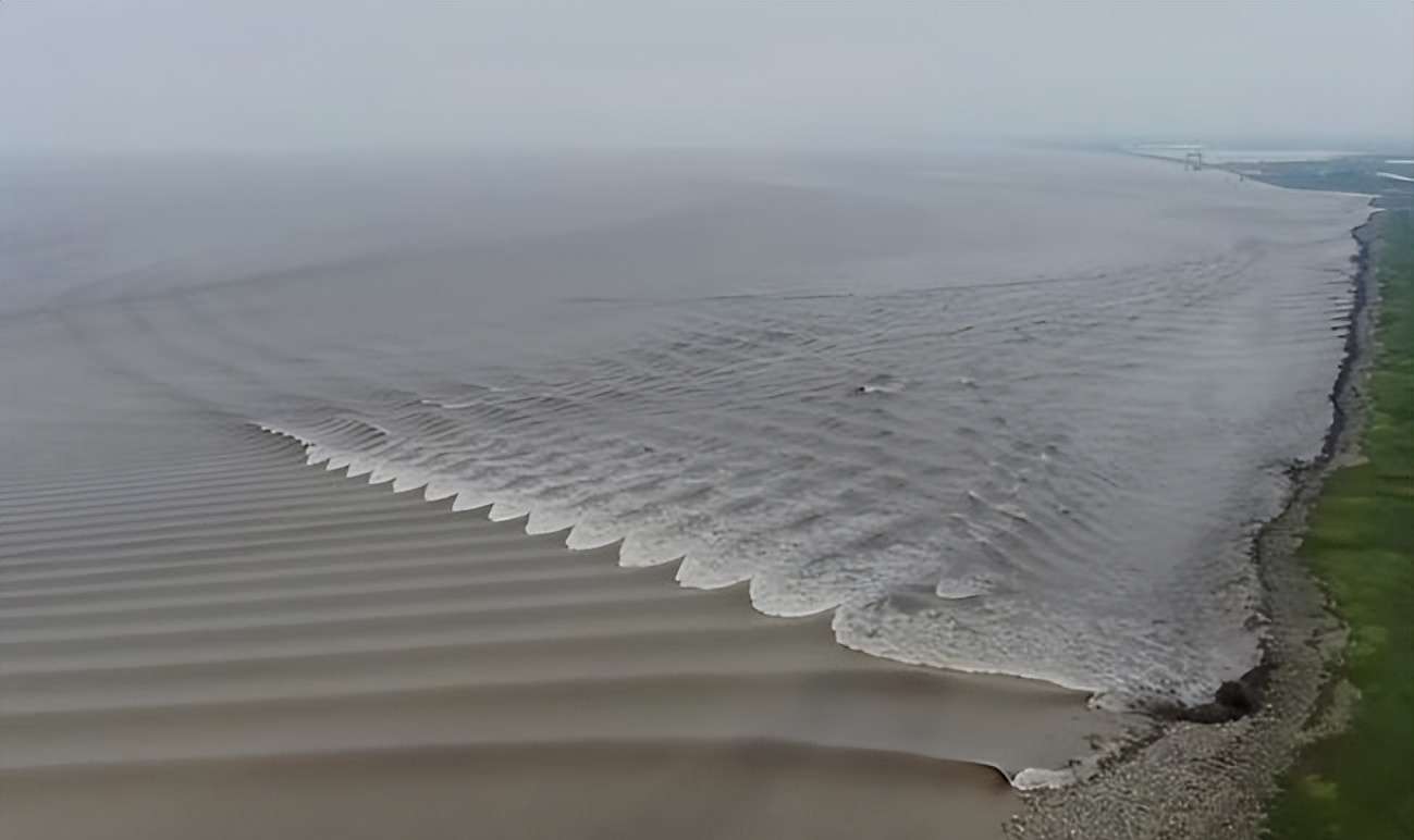 钱塘江出现罕见的“鱼鳞潮”！如万马奔腾之势，是怎么形成的？