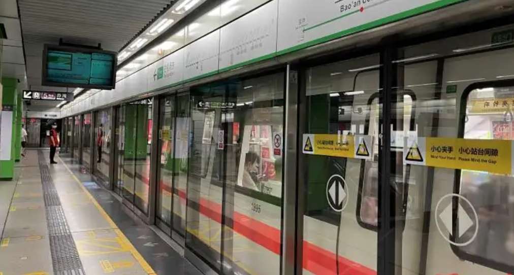 突发！北京地铁2号线一乘客自行翻越站台门进入轨道正线