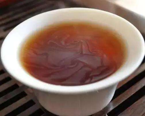 茶汤“泛油光“是怎么回事（普洱茶茶汤浑浊是什么原因）