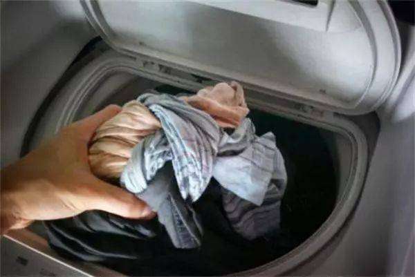 洗衣机里面有碎纸屑怎么清理出来（去除衣服上的卫生纸屑、毛絮小妙招）