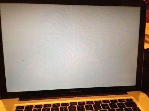如何解决Mac电脑在启动时出现空白屏幕的情况（三招立刻解决Macbook苹果笔记本白屏无法正常启动的问题）