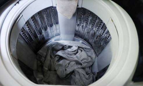 洗衣机里面有碎纸屑怎么清理出来（去除衣服上的卫生纸屑、毛絮小妙招）