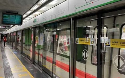 突发！北京地铁2号线一乘客自行翻越站台门进入轨道正线